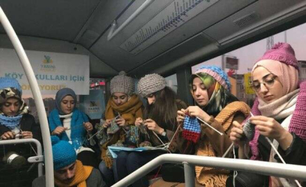 Metrobüste 3 saat boyunca örgü ördüler