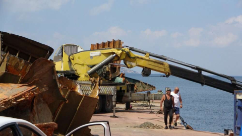 Maltepe Sahili'nde batan geminin parçaları karaya çıkartıldı