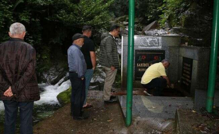 Zehirli su için sıraya girdiler