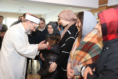 Diyanet İşleri Başkanı Erbaş, depremzedelerle bir araya geldi: