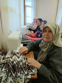 Rizeli kadınlar, depremzedeler için kışlık giysi dikiyor