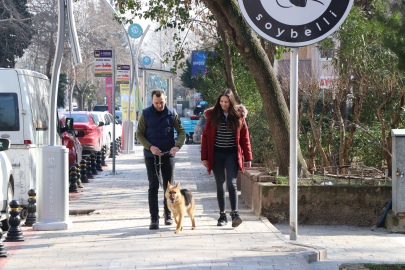 Yardım için deprem bölgesine giden hemşire enkazdan çıkarılan köpeği sahiplendi